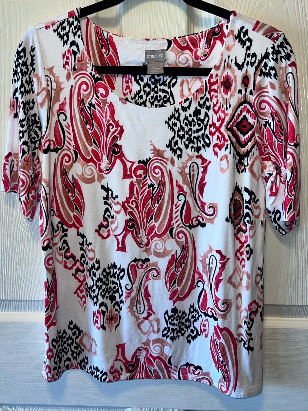 Chico's White Short Sleeve Top with Pink & Coral Paisley Sz 1 (medium)